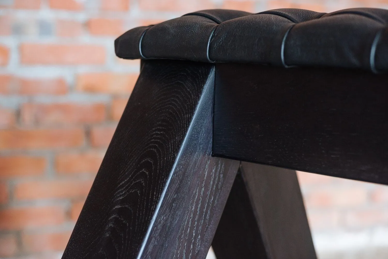 табурет из дуба и кожи, высота 75 см в Севастополе