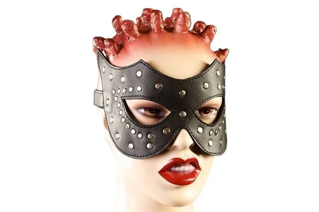 Маска Подиум с заклепками, черная
