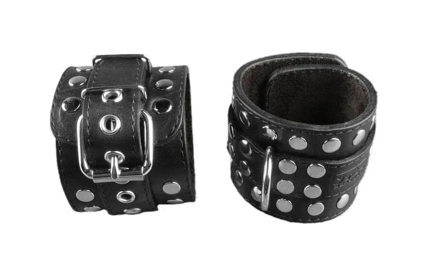 наручники декоративные клепаные beastly с замочками, черные в Севастополе