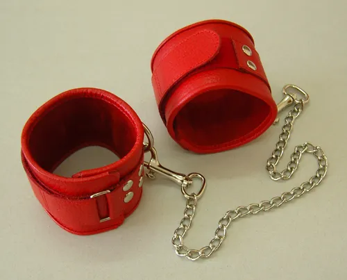 оковы кожаные красные на липучках, соединенные цепочкой длиной 35см 3073-2 в Севастополе