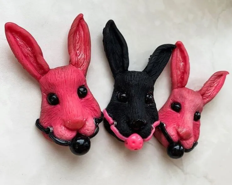 брошь pinkrabbit черный кролик с розовым кляпом, на магните в Севастополе