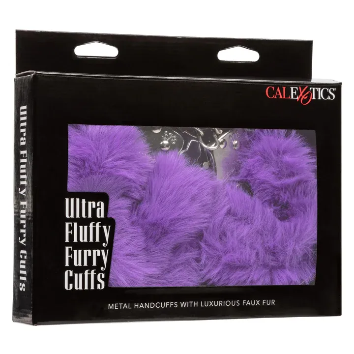 металлические наручники с искусственным мехом ultra fluffy furry cuffs, фиолетовые в Севастополе