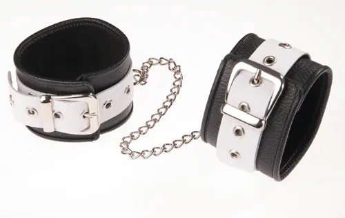 оковы кожаные черные с белым широким ремешком, соединенные цепочкой длиной 35см 3072-13 в Севастополе
