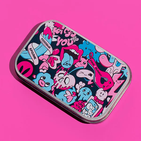 жевательная резинка pinkrabbit с логотипом в жестяной баночке в Севастополе