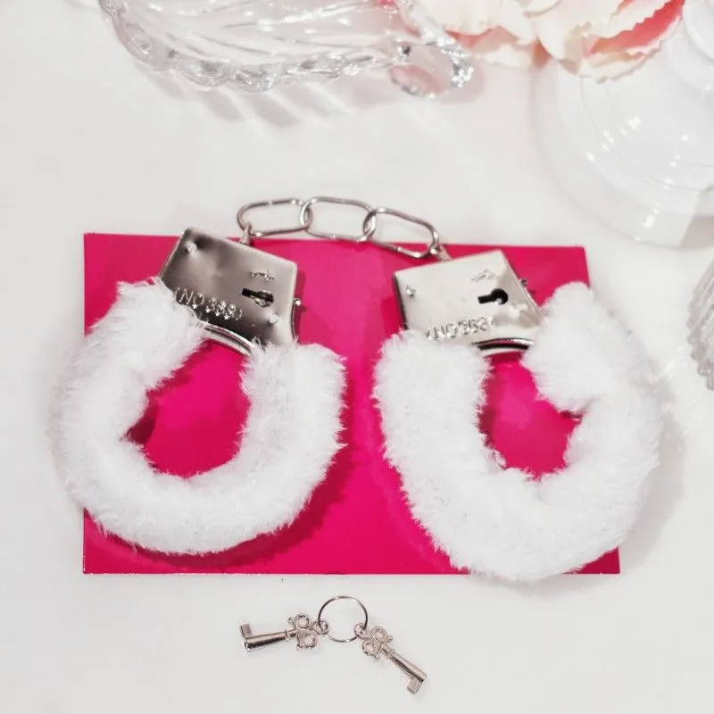 наручники декоративные с мехом shots beginner"s handcuffs furry, белые в Севастополе