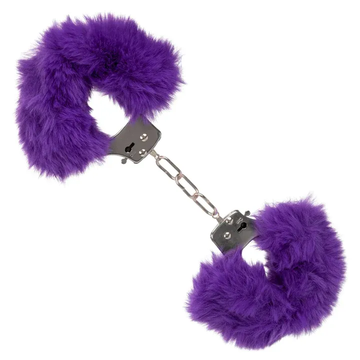 металлические наручники с искусственным мехом ultra fluffy furry cuffs, фиолетовые в Севастополе