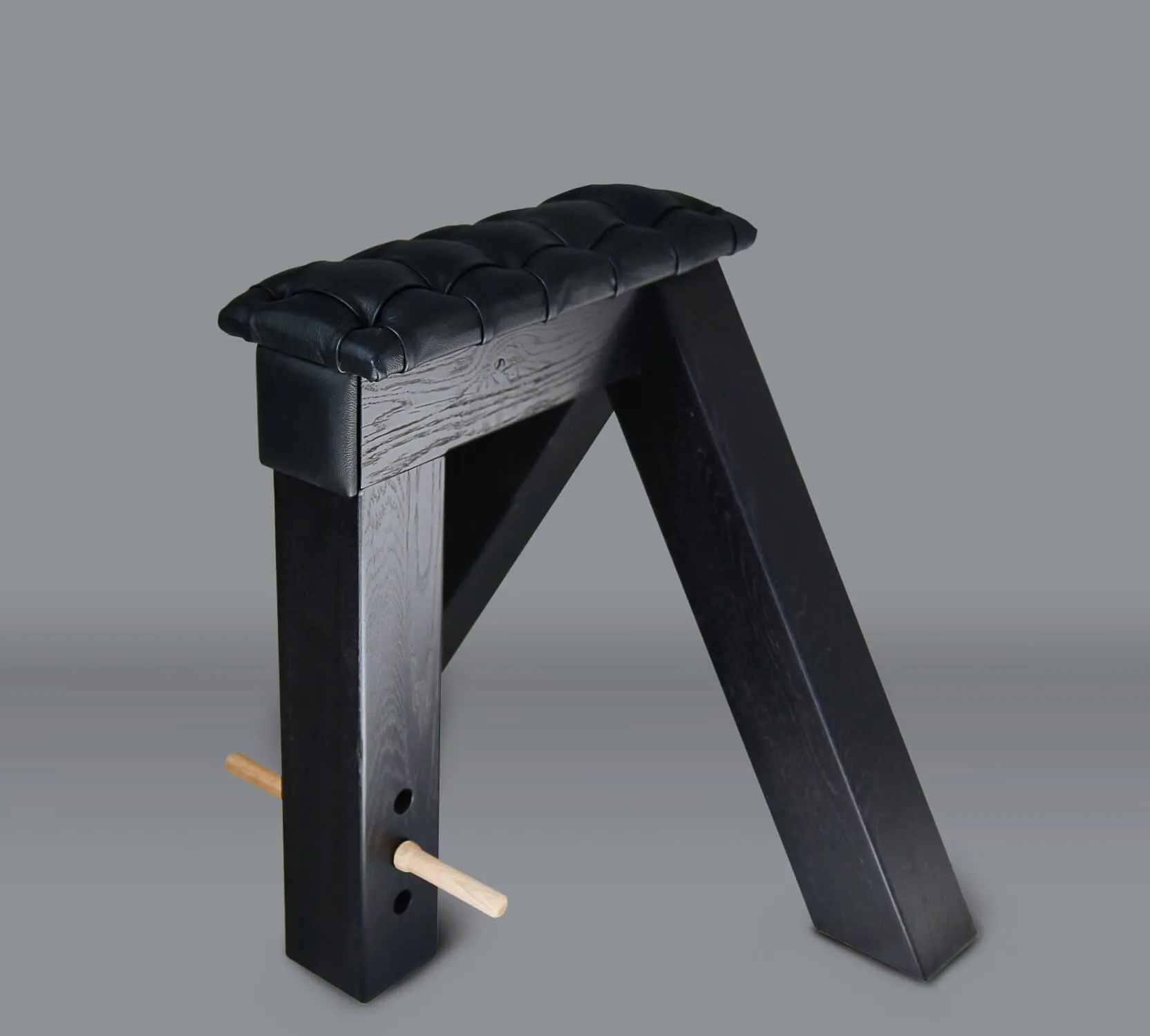 табурет из дуба и кожи, высота 75 см в Севастополе