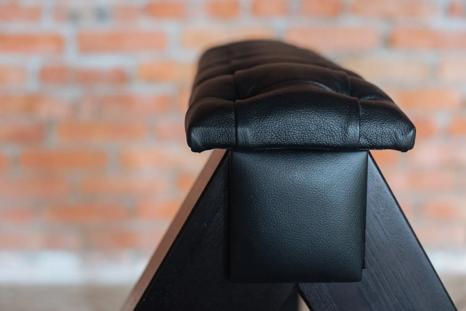 табурет из дуба и кожи, высота 75 см в Севастополе