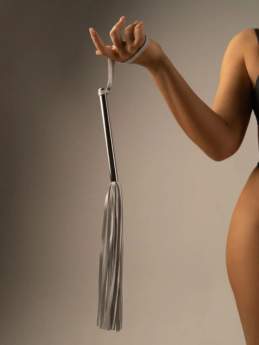 флоггер pinkrabbit из белой кожи с хромированной ручкой в Севастополе