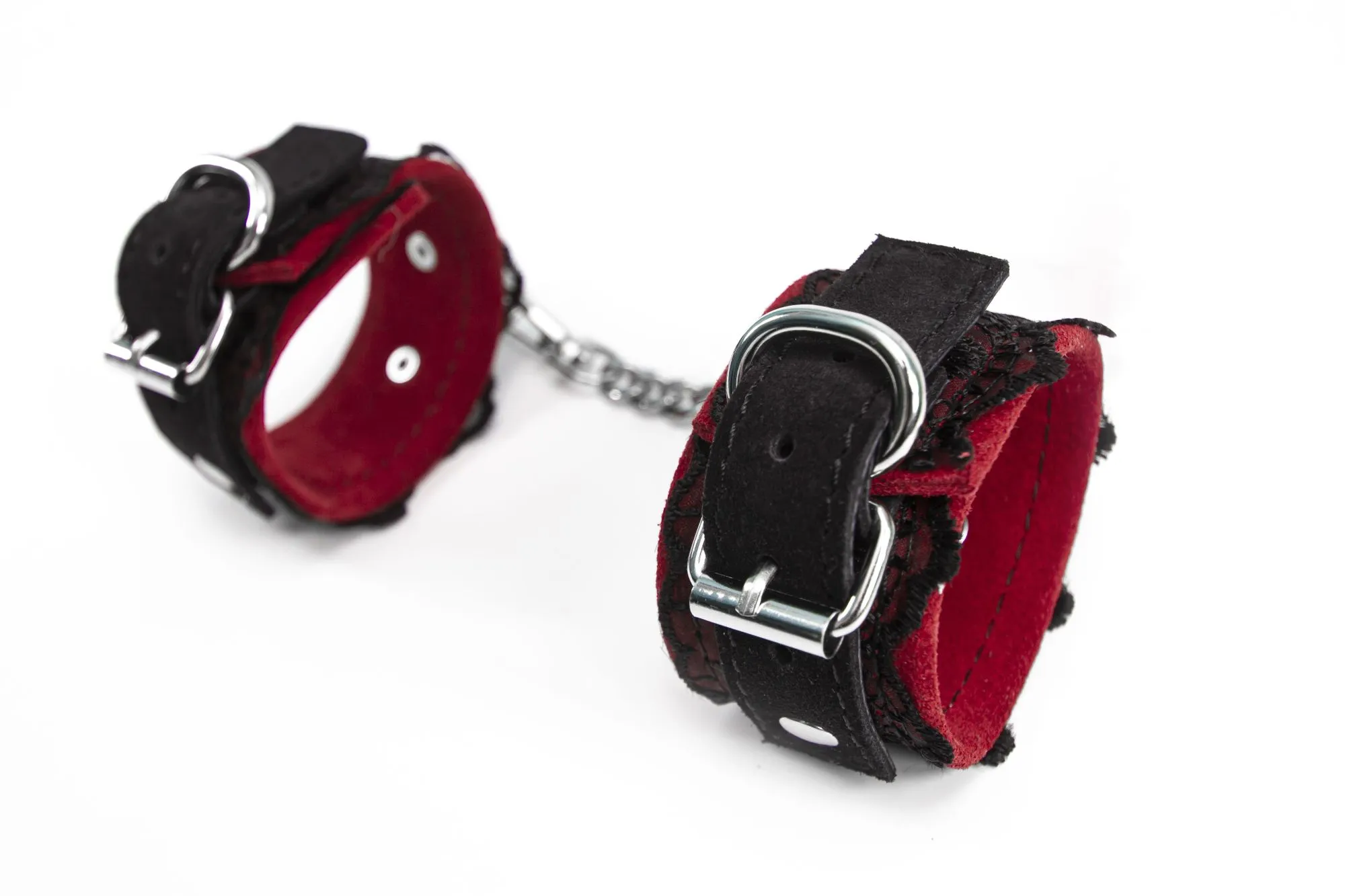 hаручники pinkrabbit замшевые красные с черным кружевом на цепочке в Севастополе