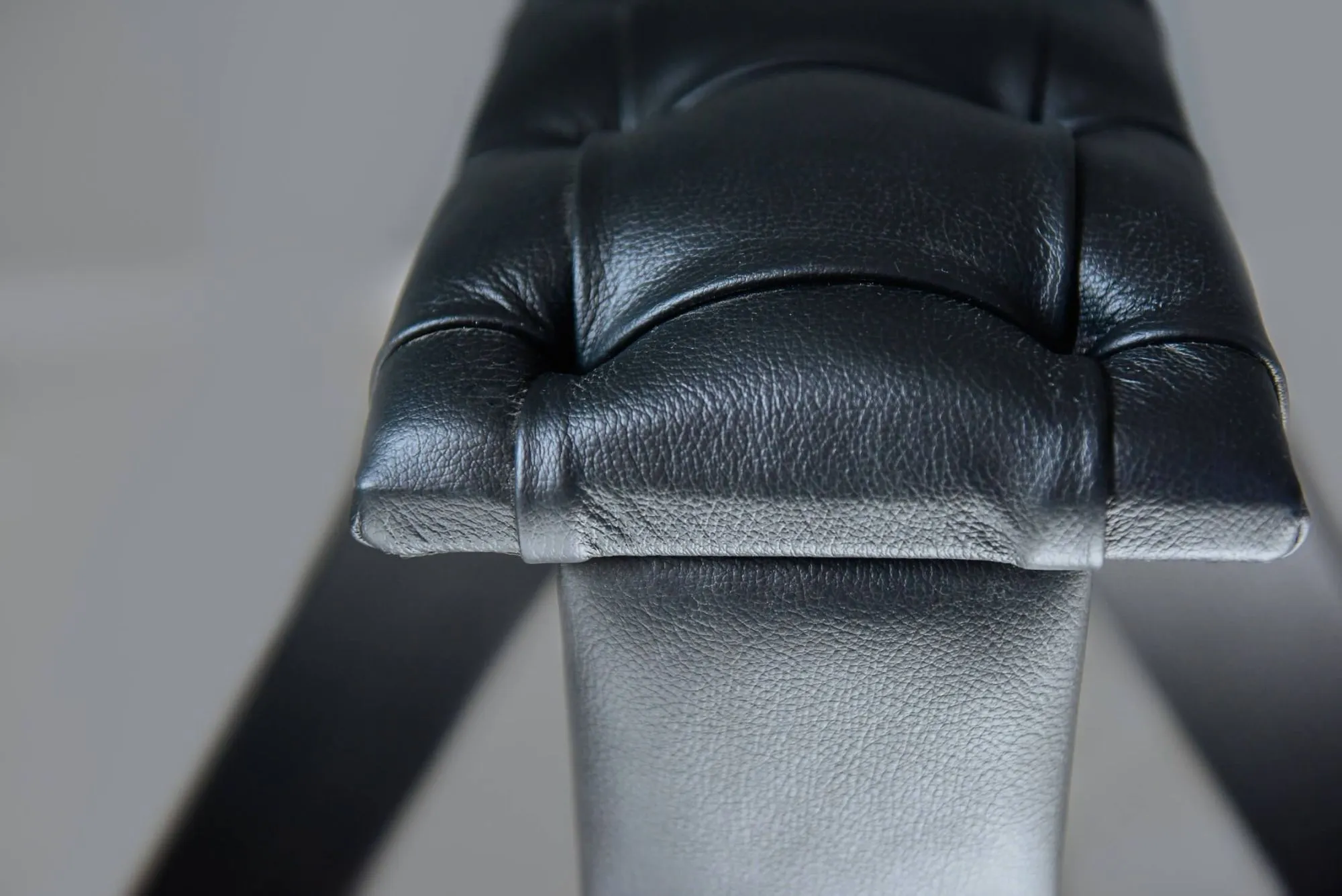 табурет из дуба и кожи, высота 75 см в Севастополе