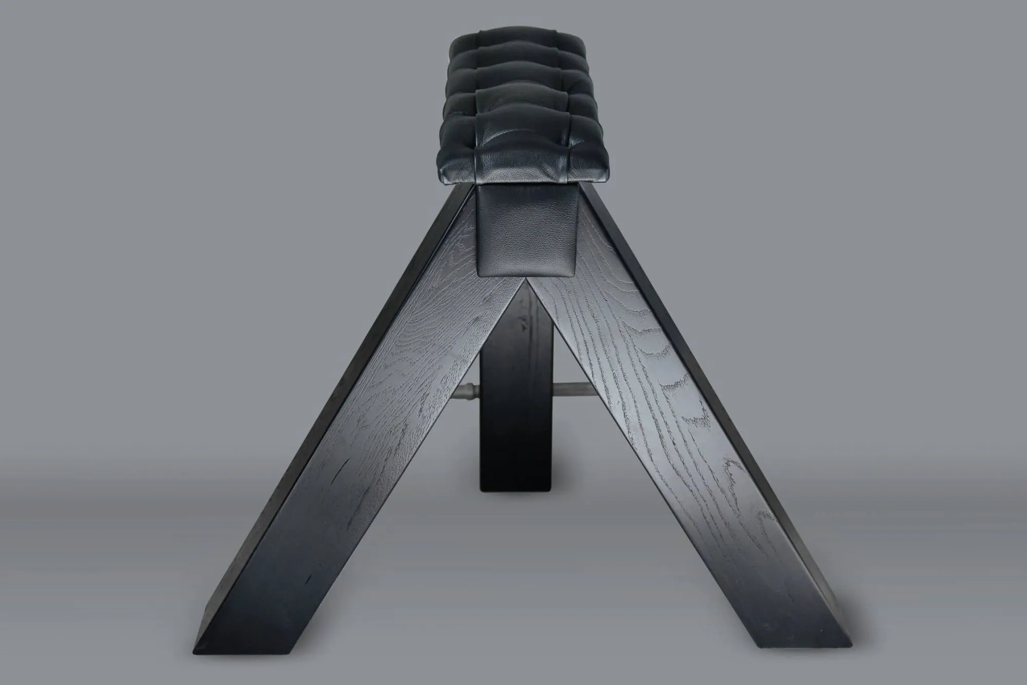 табурет из дуба и кожи, высота 75 см в Севастополе