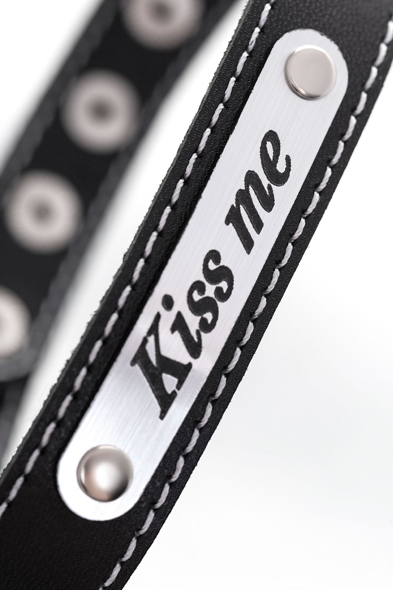 чокер штучки-дрючки «kiss me» с белой строчкой, кожанный, чёрный в Севастополе